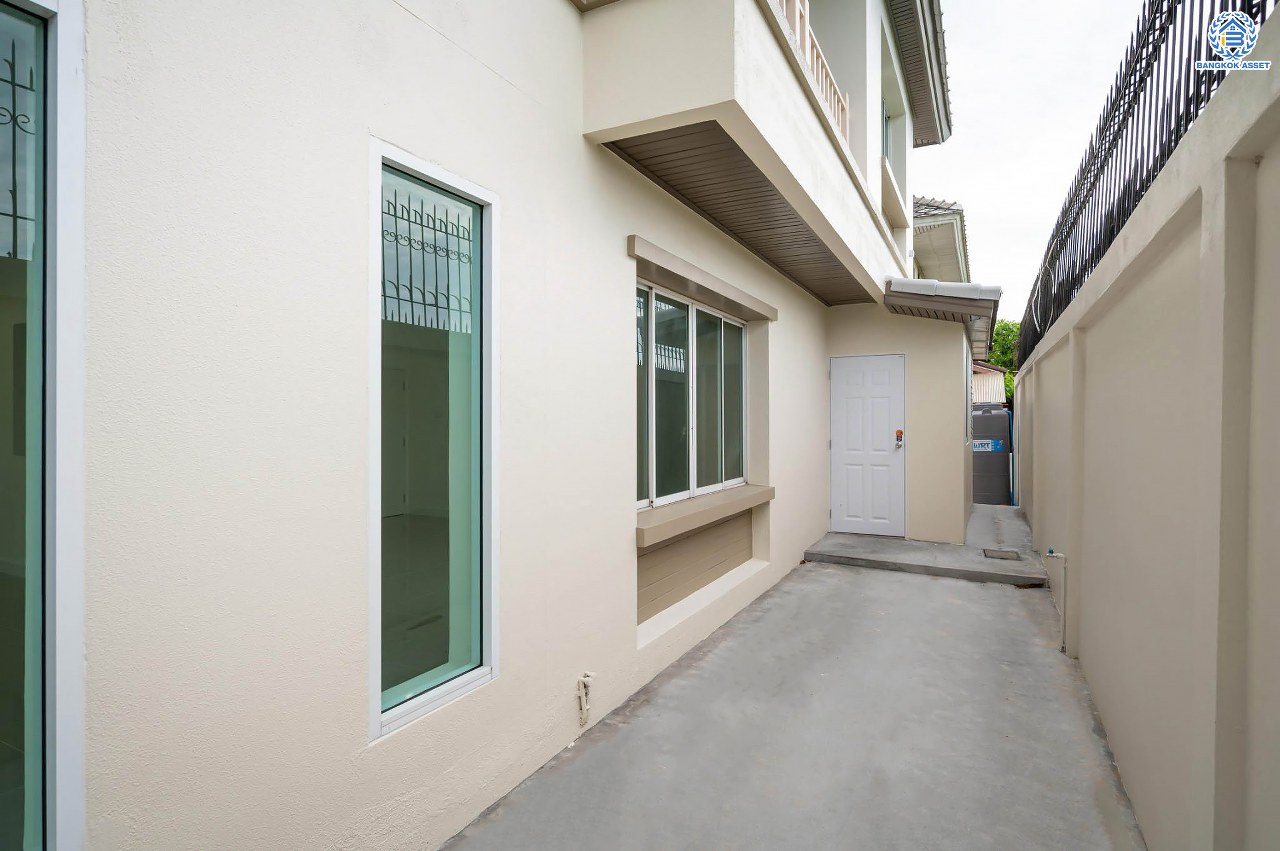 บ้านมือสองตกแต่งใหม่ โครงการ อนันตธารา ทวีวัฒนา เนื้อที่ 61.6 ตร.ว. พื้นที่ใช้สอย 190.96 ตร.ม. ฟังก์ชันจัดเต็ม 3 ห้องนอน 3 ห้องน้ำ จอดรถได้ 2 คัน ตอบโจทย์ทุกการเดินทาง บนทำเลศักยภาพ ติดถนนบรมราชชนนี เชื่อมต่อทางคู่ขนานลอยฟ้า ใกล้รถไฟฟ้าสายสีน้ำเงิน "สถานีบางพลัด"